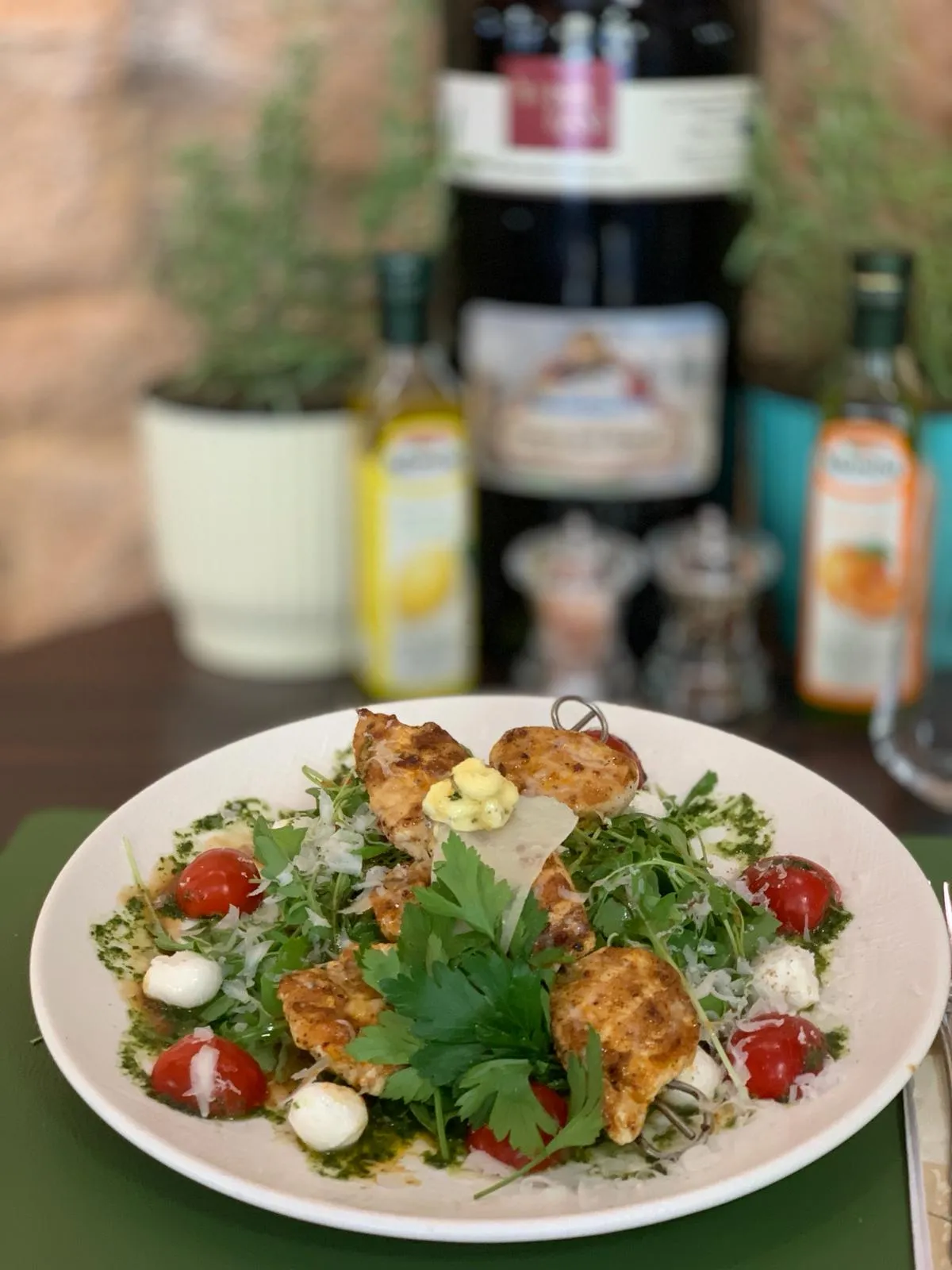 Gegrilltes Hühnerfilet auf frischem Rucola mit Parmesan und Kirschtomaten