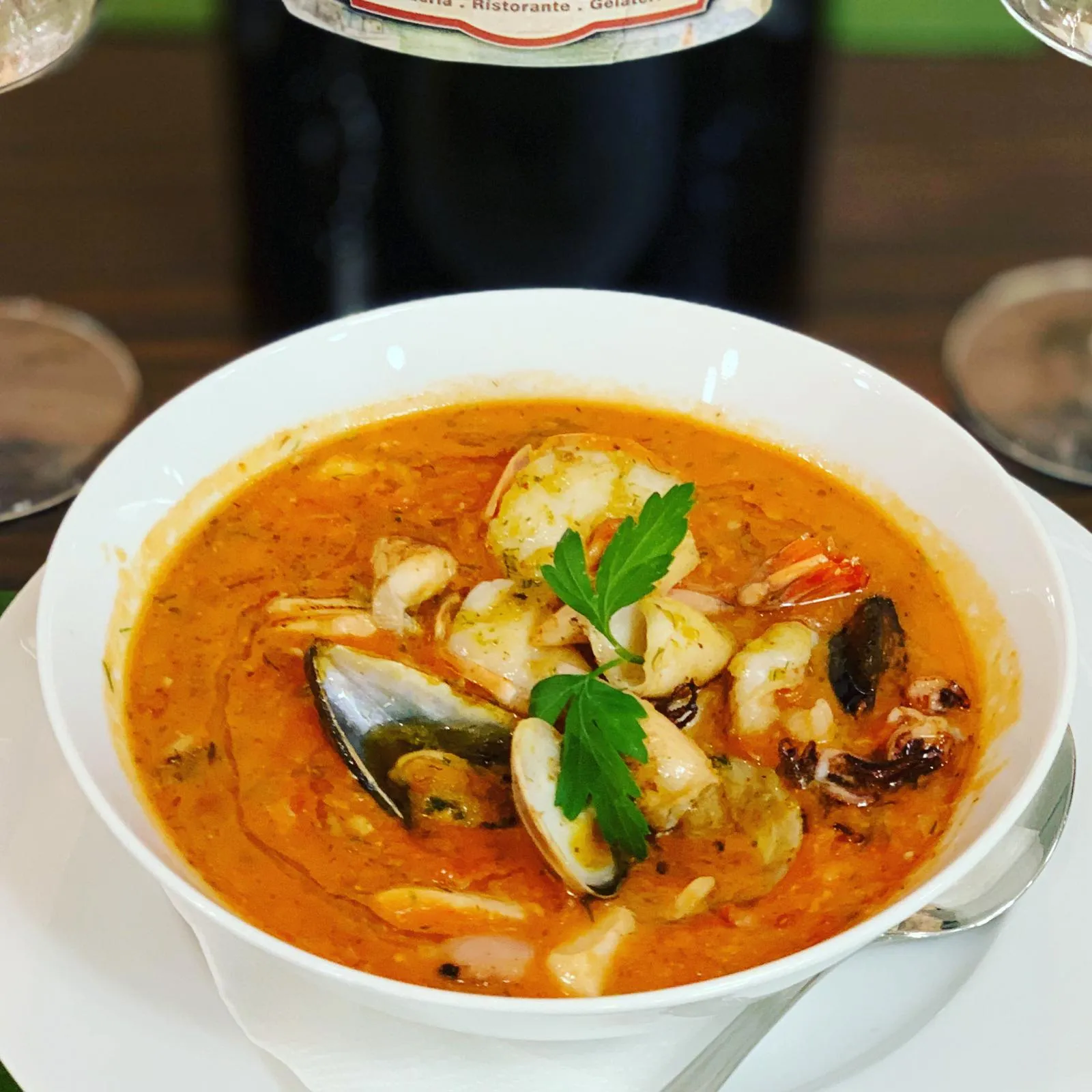 Zuppa di Pesce – Meeresfrüchtesuppe mit Garnelen und Muscheln im Ristorante Ponte Di Rialto