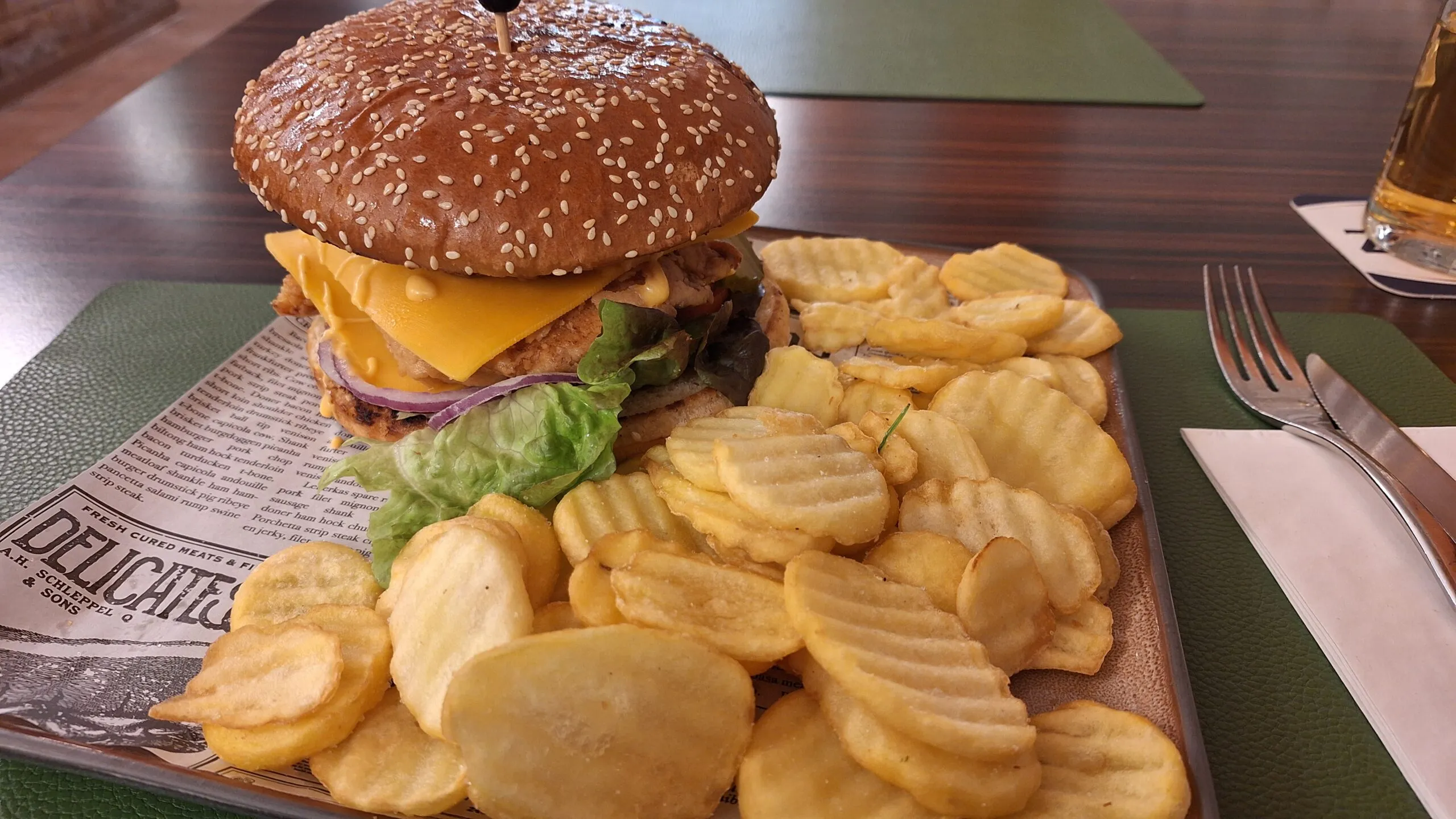 Ponte Burger mit Cheddar, Salat und Kartoffelchips – Burger vom Ponte Di Rialto